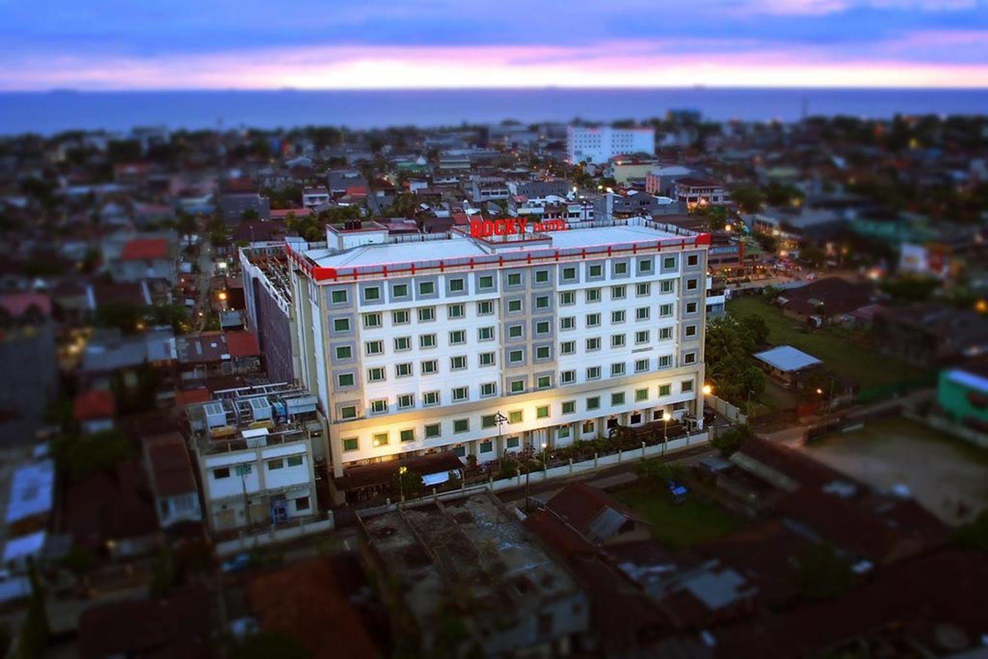 Rocky Plaza Hotel Padang Padang  Exteriör bild